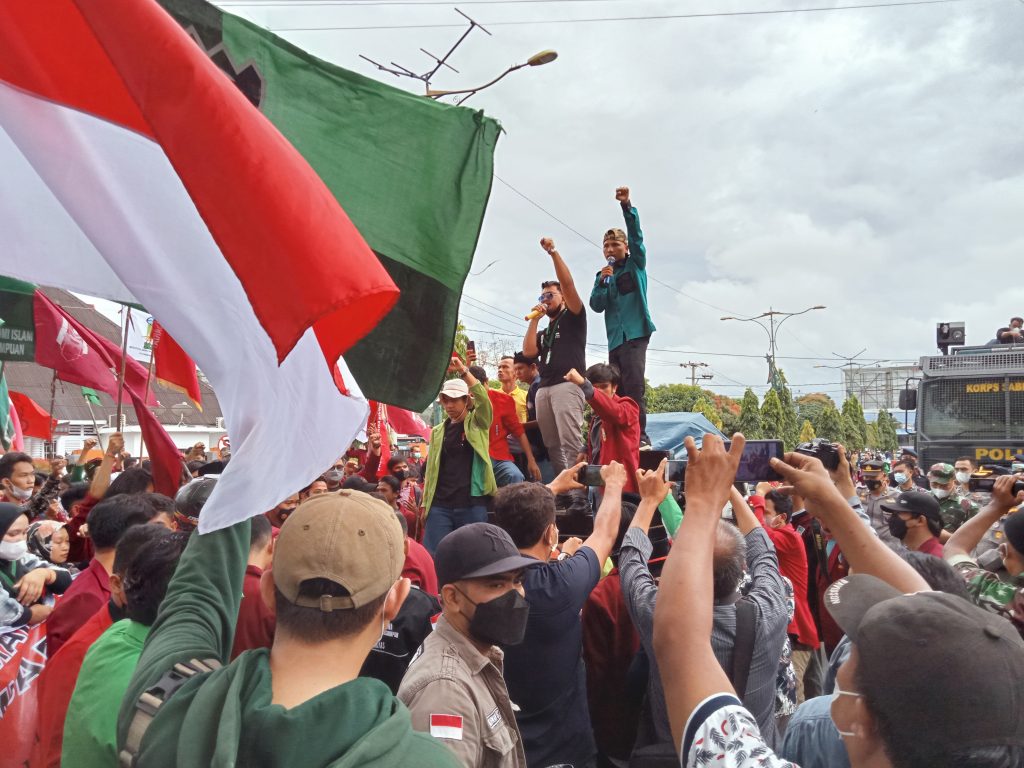 4 Mahasiswa Turunkan Bendera 2