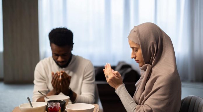 Adab Makan Dan Minum Yang Harus Diterapkan