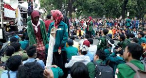Aksi Demo Bakar Ban dan Pandangan Islam Tentang Demonstrasi