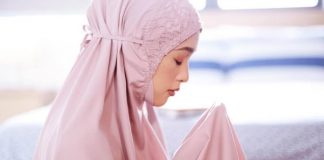 Dagu Terlihat Saat Shalat