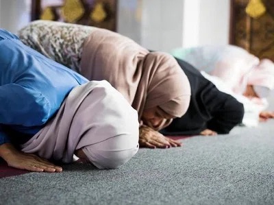 Dagu Terlihat Saat Shalat