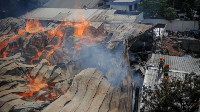 kebakaran gudang tripleks di Bandung