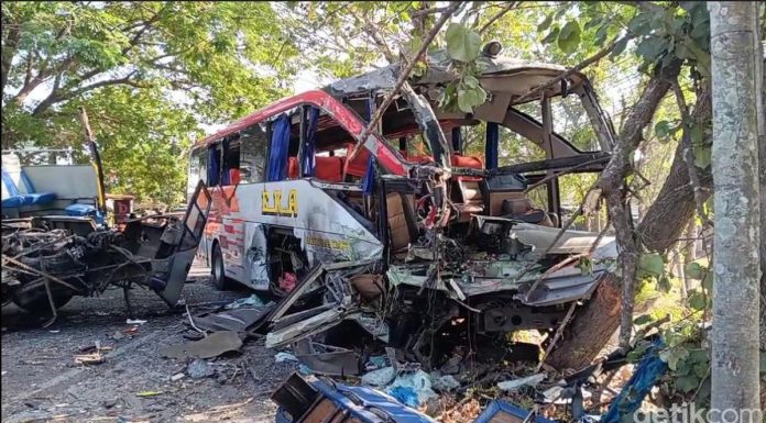 Kecelakaan Maut Bus Sugeng Rahayu dan Bus Eka 1