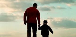 Kisah Ayah Gantikan Wisuda Anaknya dan Peran Ayah Sebagai Pemimpin