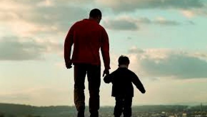 Kisah Ayah Gantikan Wisuda Anaknya dan Peran Ayah Sebagai Pemimpin