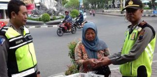 Kisah Kejujuran Ibu Penjual Sayur di Kebumen