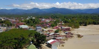 Korban Banjir Luwu Utara Belajar di Pengungsian