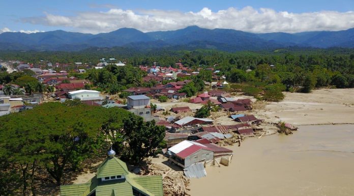 Korban Banjir Luwu Utara Belajar di Pengungsian