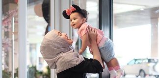 Parenting Islami Memperlihatkan Cinta Kepada Buah Hati