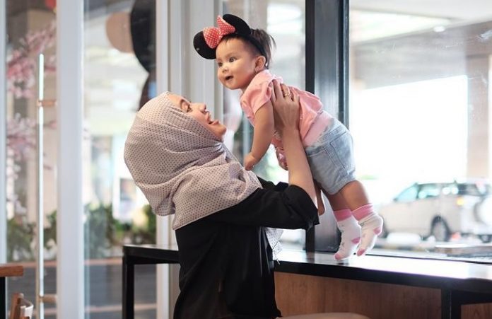 Parenting Islami Memperlihatkan Cinta Kepada Buah Hati