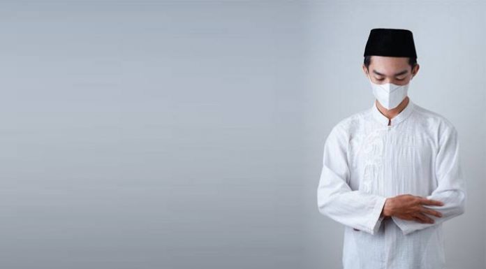 sholat menggunakan masker