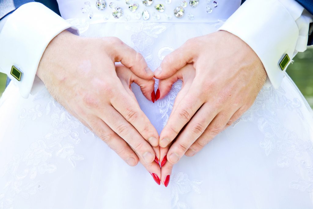 Viral Mempelai Wanita Histeris di Pernikahan dan Cinta Menurut Islam