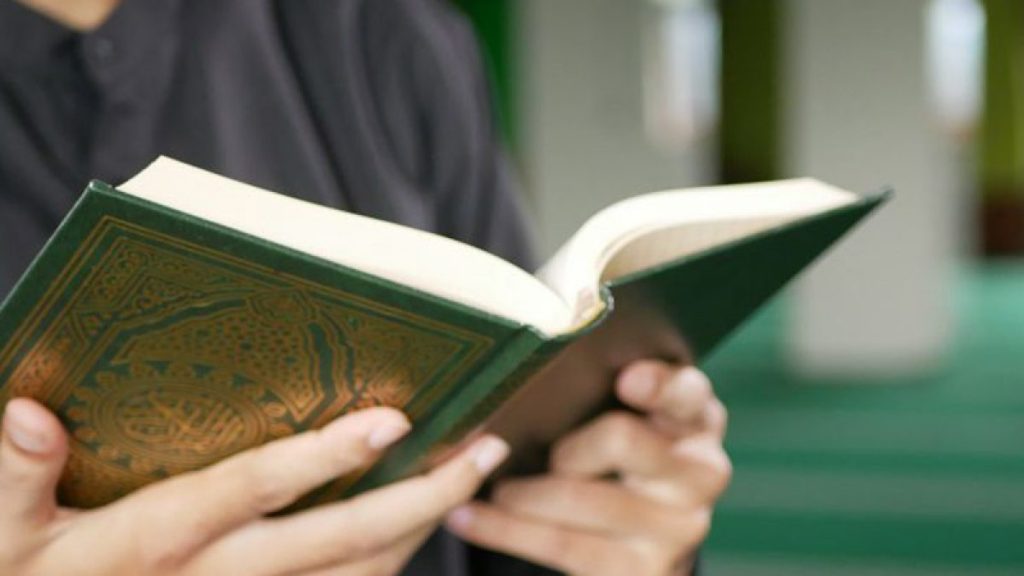 apakah boleh membaca Al Qur’an tidak memakai jilbab