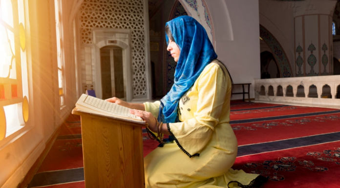 apakah boleh membaca Al Qur’an tidak memakai jilbab