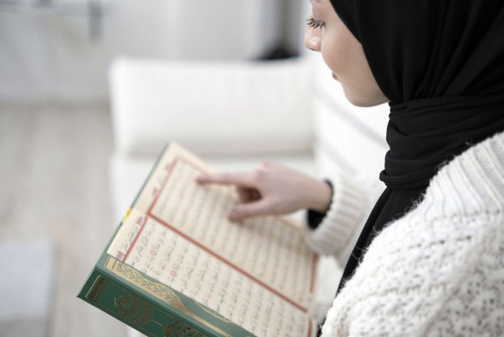 bolehkah membaca Al Qur’an sambil tiduran