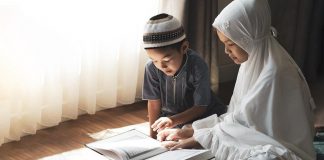 bolehkah membaca Al Qur’an sambil tiduran