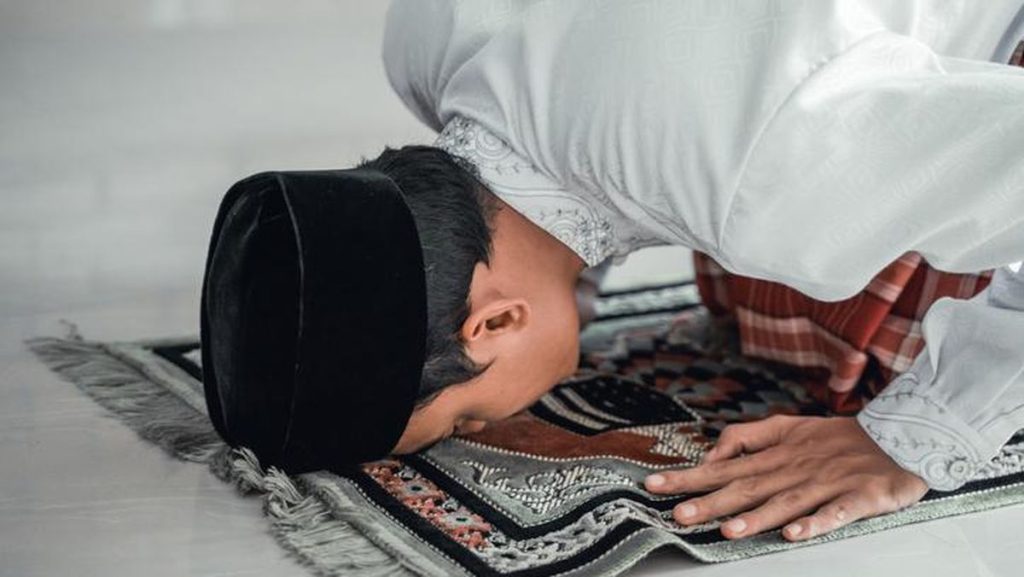 apakah boleh sholat saat adzan