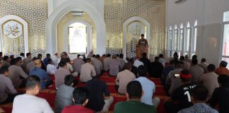 Hukum shalat Jumat di 2 masjid yang berdekatan