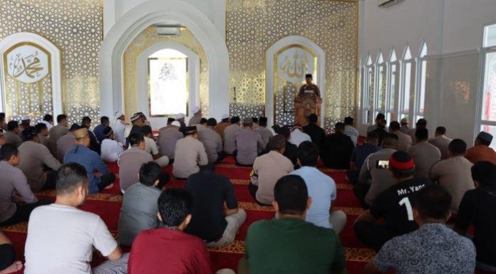 Hukum shalat Jumat di 2 masjid yang berdekatan