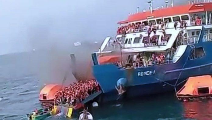 kapal Feri terbakar