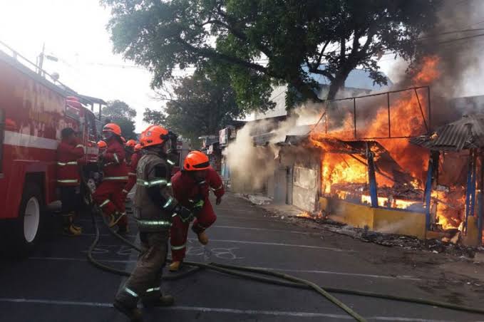 kebakaran gudang tripleks di Bandung